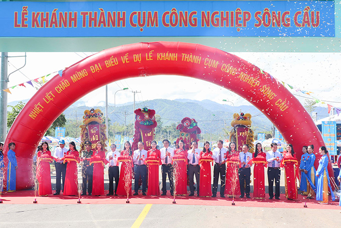 Khánh thành Cụm công nghiệp Sông Cầu và động thổ công trình tổng kho